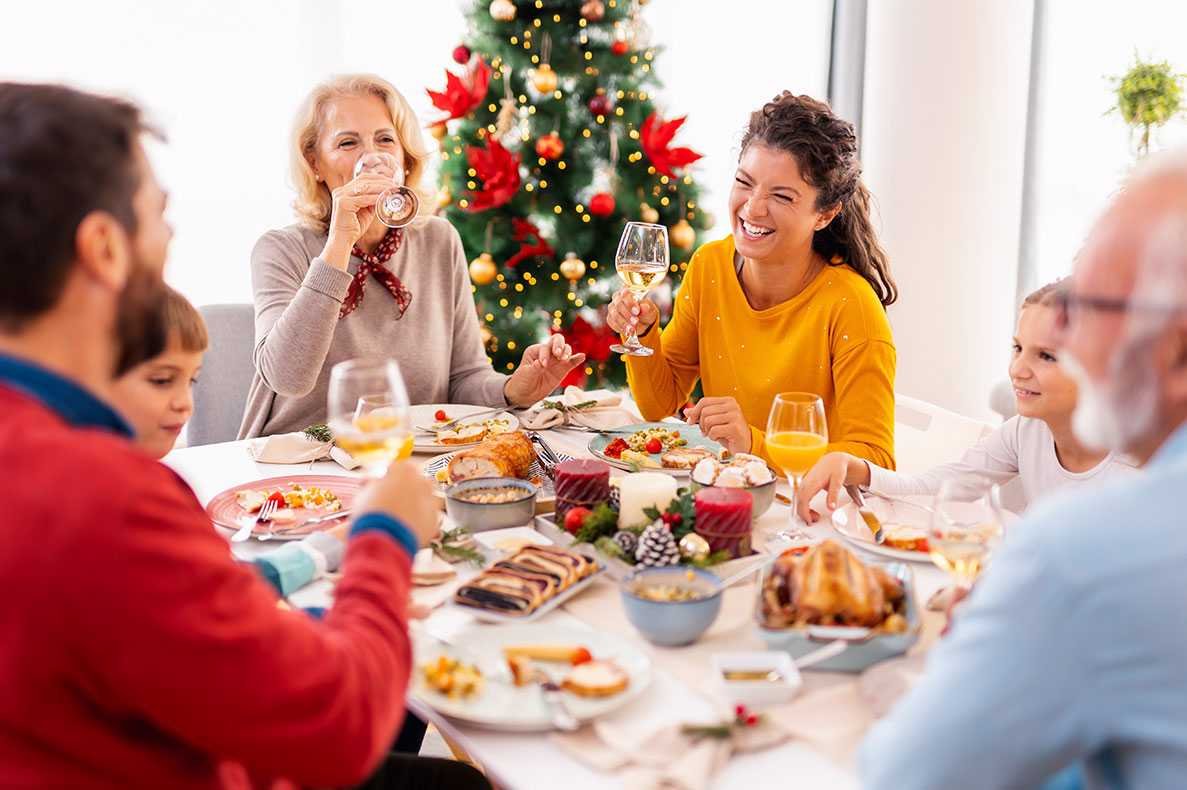 Família feliz no jantar de Natal em casa