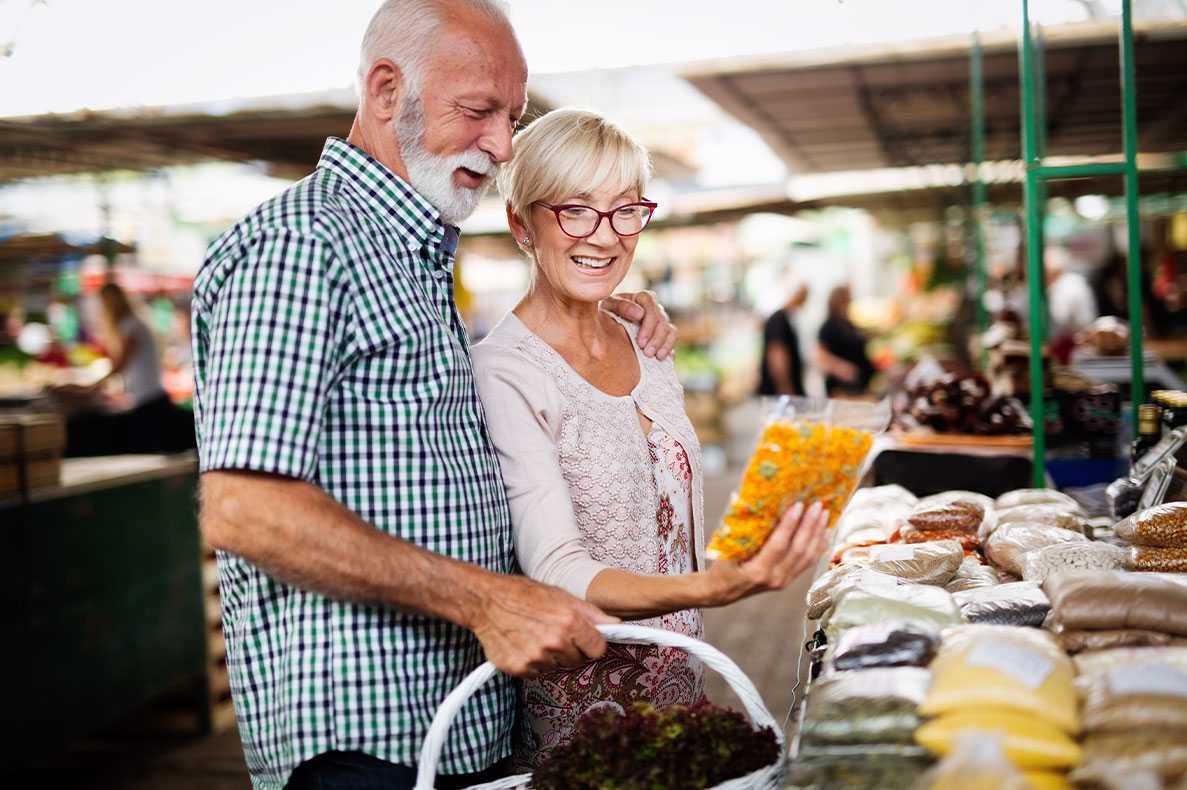 Casal sénior feliz a fazer compras