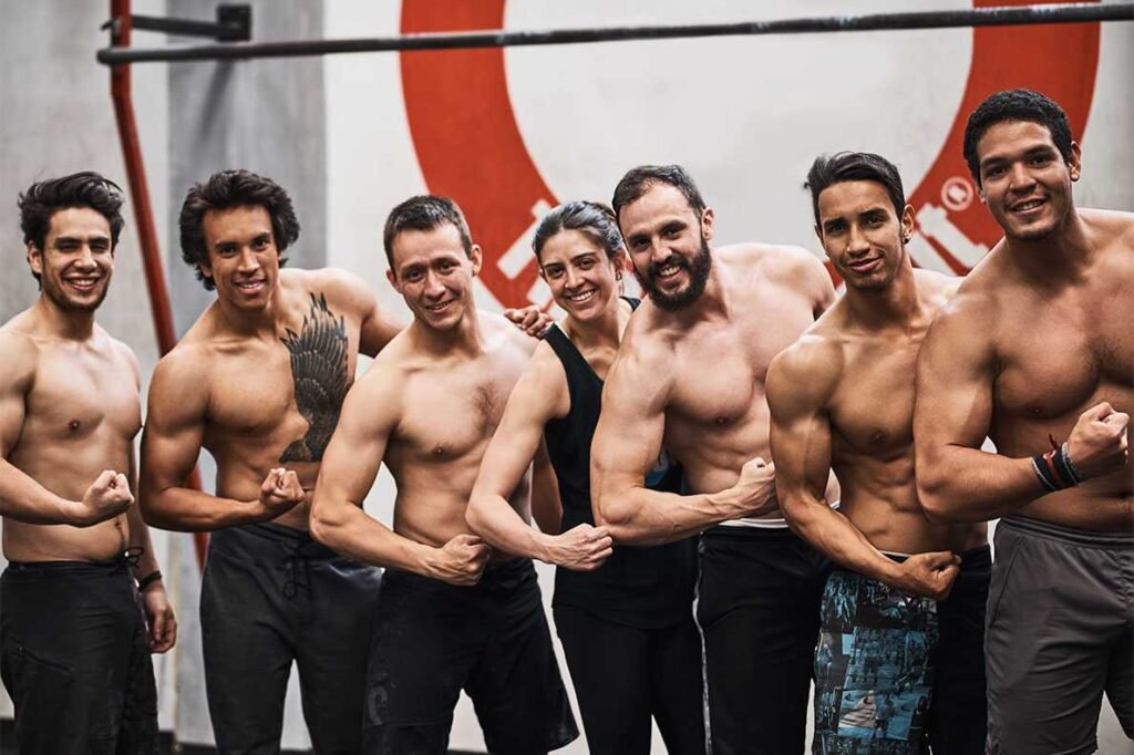 Grupo de pessoas a contrair o bicep no ginásio
