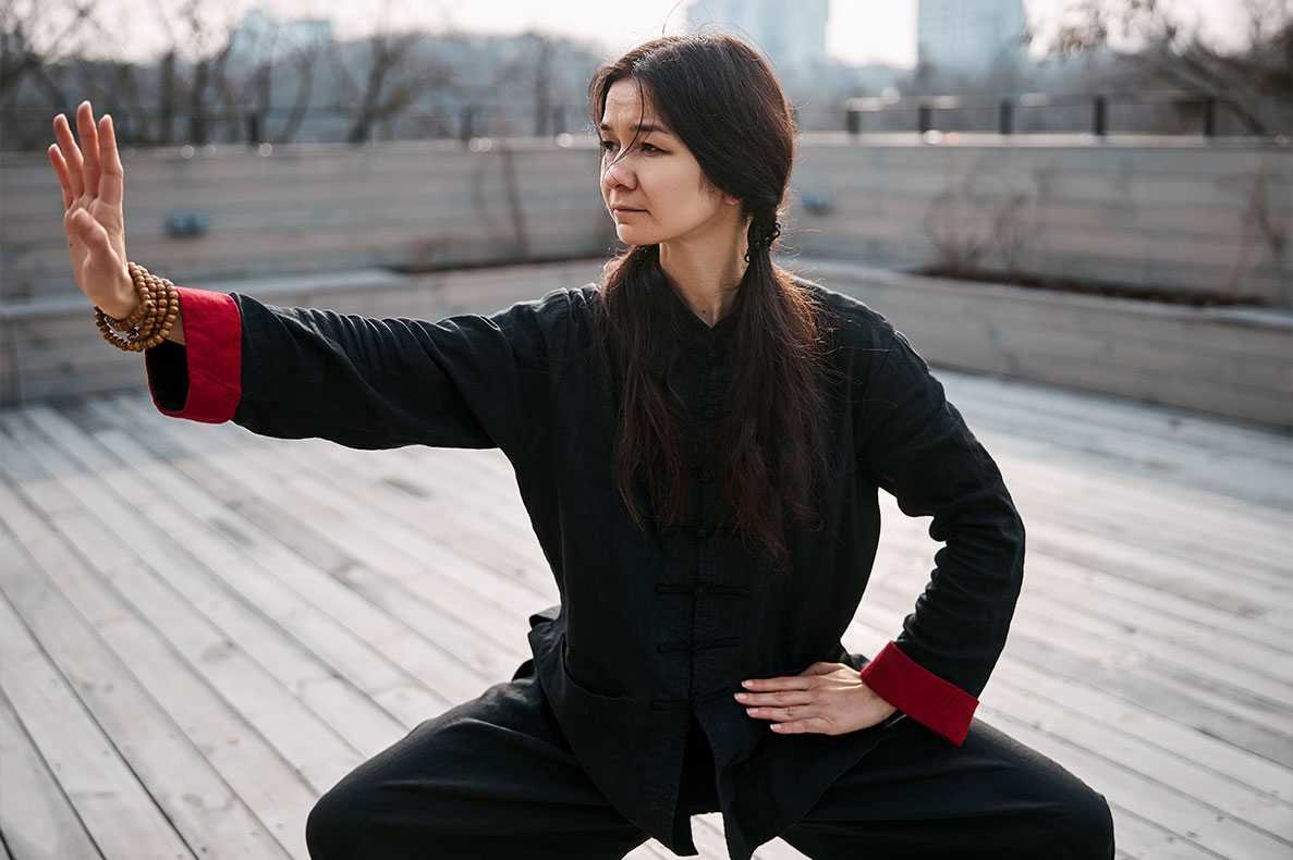 Mulher a fazer tai chi na rua
