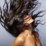 Mulher adulta abanando o cabelo